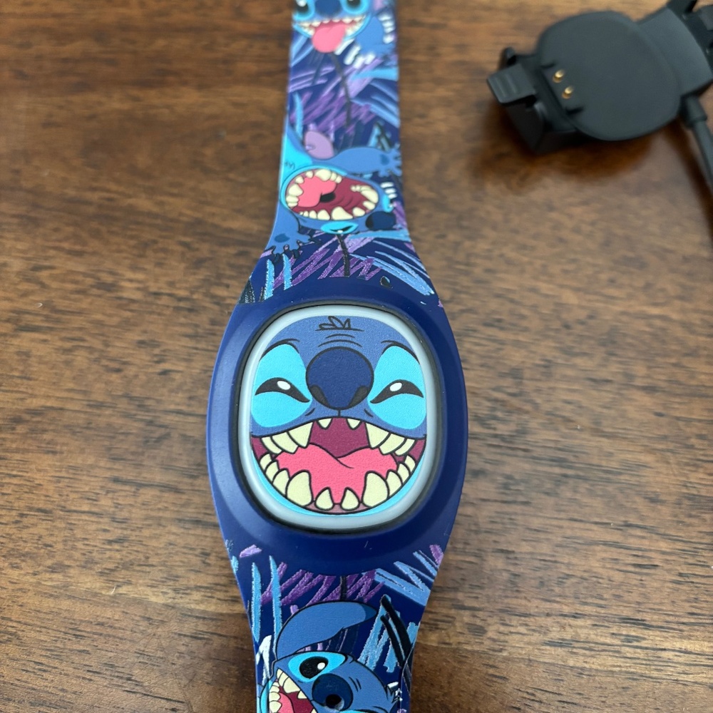Disney MagicBand+ Stitch EUC